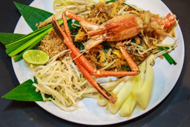 Kızarmış nehir karides ile Pad Thai, şehriye Tay tarzı