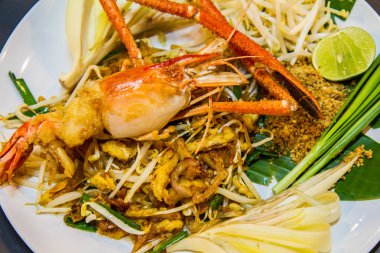 Kızarmış nehir karides ile Pad Thai, şehriye Tay tarzı