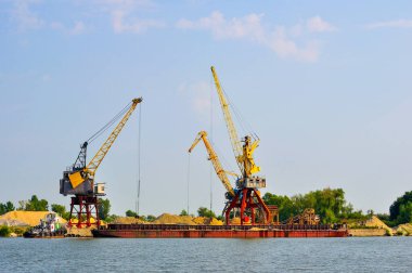 Mavi gökyüzü arka planında inşaat vinci, inşaat alanında büyük vinç, inşaat günü, sarı kule vinci