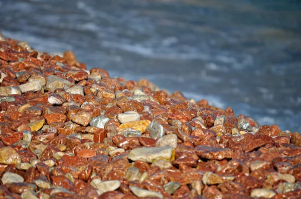 Πέτρες Στη Θάλασσα Βότσαλα Αφρός Στη Θάλασσα Βότσαλα Στην Παραλία — Φωτογραφία Αρχείου