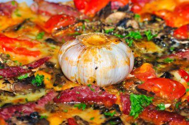 Pizza, peynirli ve sarımsaklı sulu pizza, pizza arka planı, sulu pizza, fast food, parti yemeği, sosisli pizza, mantar ve domates.