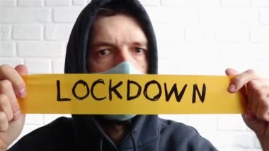 Kapüşonlu ve maskeli bir adam sarı bant tutuyor. Kapalı mesaj atıyor ve kafasını sallıyor. Kapatma yok diyor.