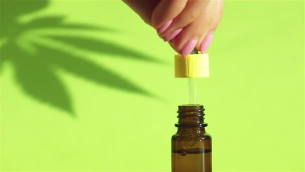 Mujer Mano Sostiene Pipeta Gotero Goteo Cannabis Cbd Aceite Gotas — Vídeos de Stock