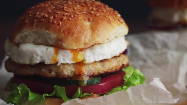 Delicioso Hambúrguer Frango Com Ovo Frito Gotejamento Gema Tomate Alface — Vídeo de Stock