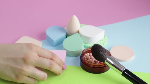 Mujer Mano Celebración Apretando Belleza Esponja Maquillaje Cosméticos — Vídeos de Stock