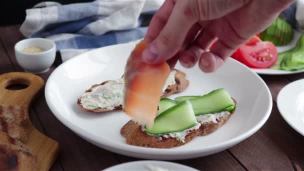 Metta Salmone Affumicato Sandwich Con Formaggio Crema Cetriolo Pane — Video Stock