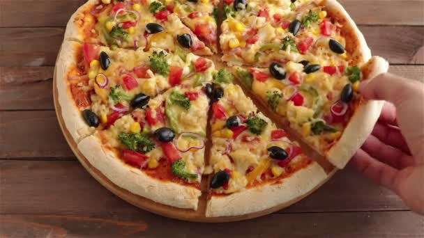 Мужские Руки Взять Вегетарианскую Пиццу Ломтики Вид Сверху — стоковое видео