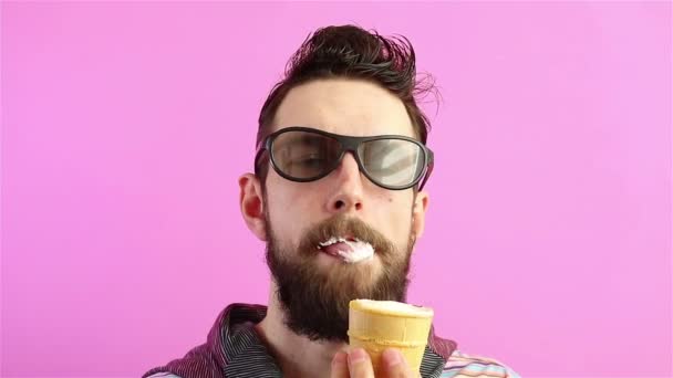 Bello Uomo Barbuto Mangia Gelato Sfondo Rosa — Video Stock