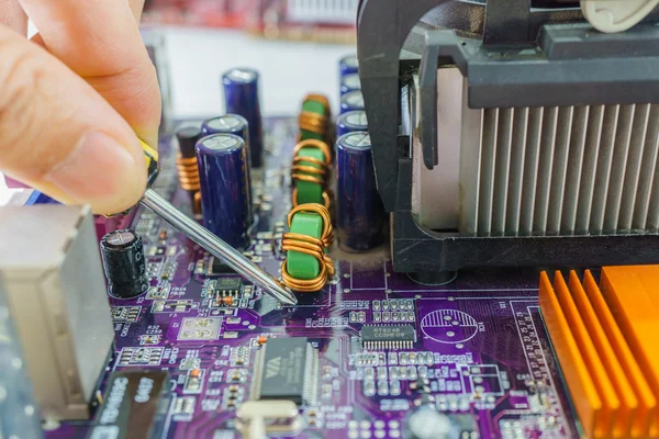 Mãos do técnico fixando placa principal com chave de fenda — Fotografia de Stock