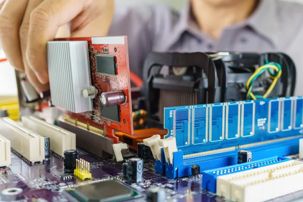 Manos del técnico Instalación de la tarjeta VGA — Foto de Stock