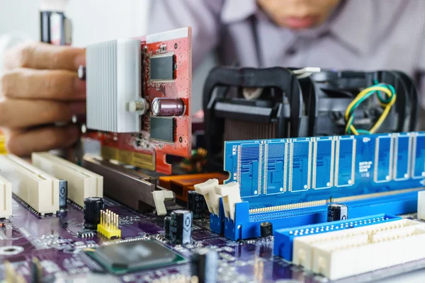 Mãos de técnico Instalação de cartão VGA — Fotografia de Stock