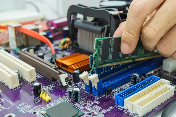 Mãos de técnico Instalando RAM — Fotografia de Stock