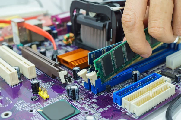 Mãos de técnico Instalando RAM — Fotografia de Stock