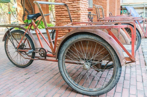 Park ulaşım için kırmızı trishaw