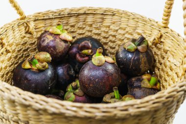 renkli mangosten ve sepet içinde taze mangosteen