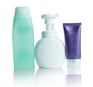 plastik şişeler ve beyaz arka plan ile kozmetik ambalaj