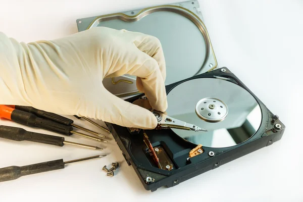 Periksa hard disk dengan tangan — Stok Foto