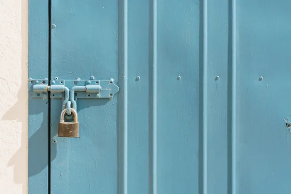 Puerta metálica azul con candado — Foto de Stock