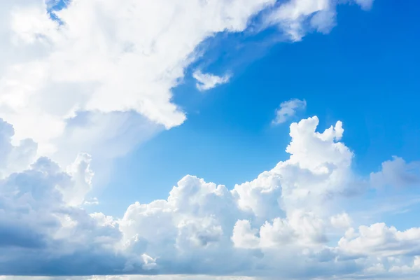 Langit biru dengan awan yang cerah — Stok Foto