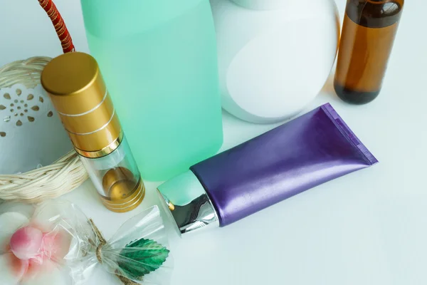 plastik şişeler ve kozmetik ambalaj