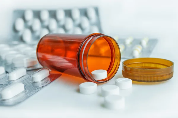 Tabletki w butelce tabletek z blistra medycyny — Zdjęcie stockowe
