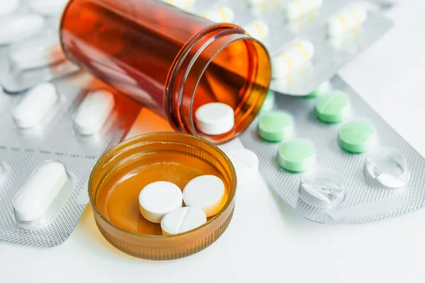 Close up pills in bottle cap — Stock Photo, Image