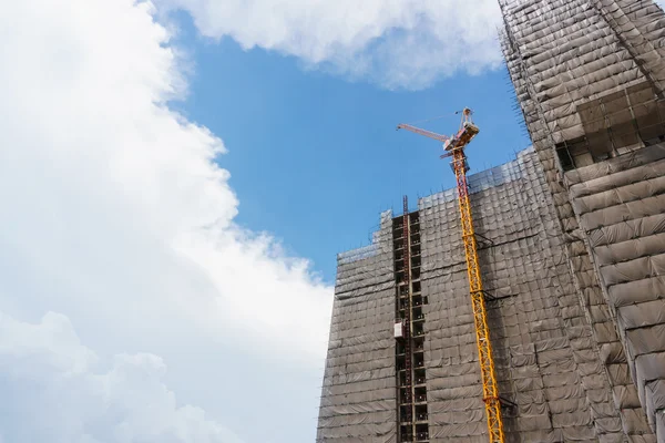 Tower crane on high-rise buildings under construction — Stock Photo, Image