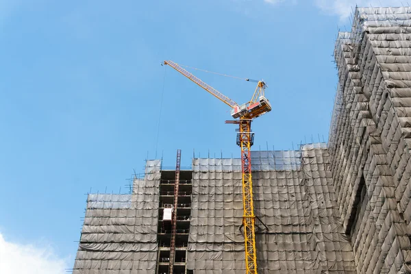 Tower crane on buildings under construction — Stock Photo, Image