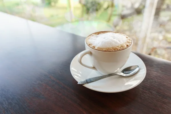 ahşap masa, sıcak latte kahve Kupası
