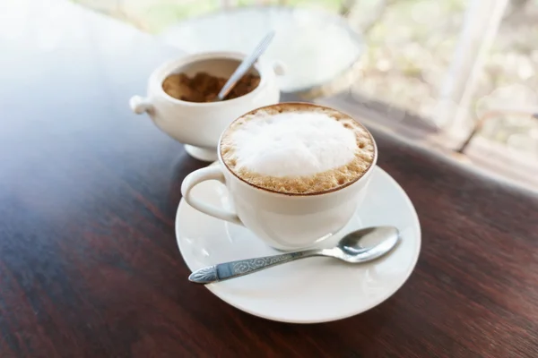 Tablo, kahve kupa bardakta sıcak latte