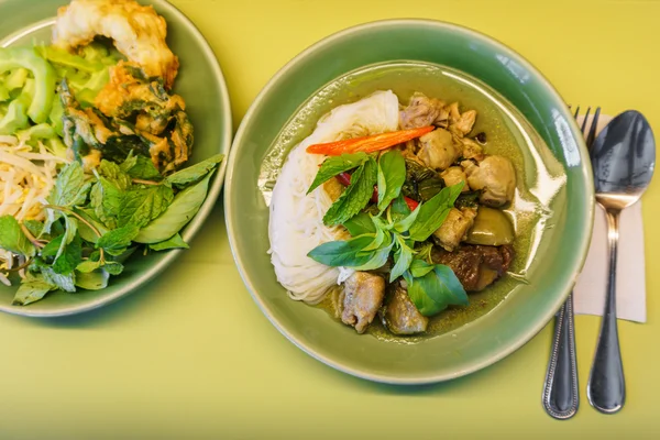 Pirinç Noodle yeşil Köri soslu tavuk — Stok fotoğraf