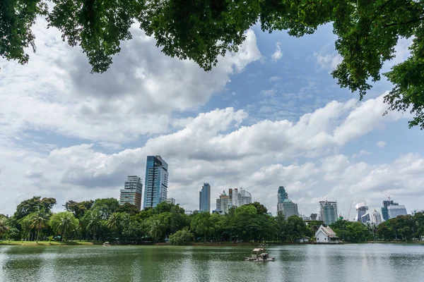 Downtown publicznych zielonego parku w centrum miasta, Tajlandia Bangkok — Zdjęcie stockowe