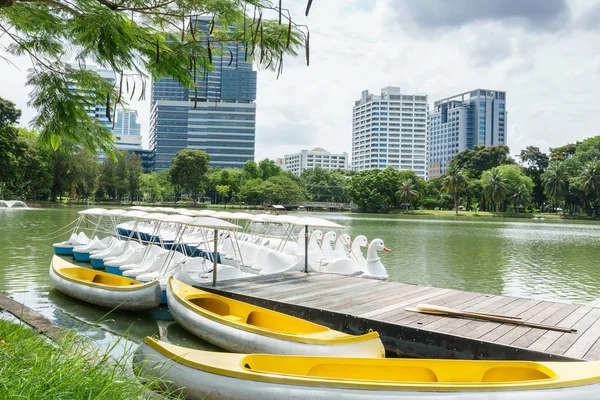 Pływające łódź na wodzie w parku, Bangkok Tajlandia — Zdjęcie stockowe