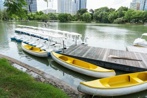 享受与船在公园里，泰国曼谷 — 图库照片