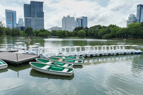 Wynajem łodzi na wioślarstwo w parku, Bangkok Tajlandia — Zdjęcie stockowe