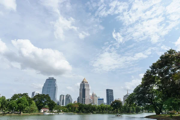 Słoneczny dzień w parku publicznego Bangkok Tajlandia — Zdjęcie stockowe