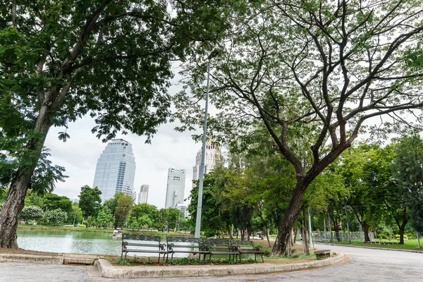 Panchina vicino alla passerella nel parco, Bangkok Thailandia — Foto Stock