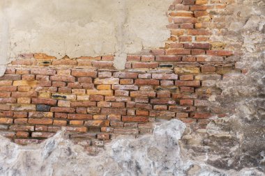 eski tuğla duvar ve sıva soyulmak