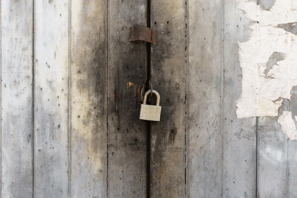 Puerta de madera sucia con candado — Foto de Stock