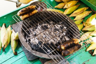 taze Mısır bir cüruf fırın ızgara
