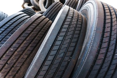 lastik izleri, ikinci el araç lastikleri ile lastik yığınındaki yakın çekim