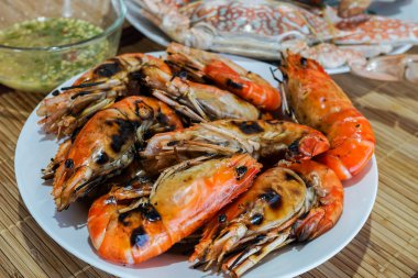 Beyaz plaka ızgara karides