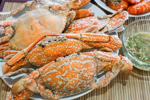Parzona kraby na danie z sosem owoce morza — Zdjęcie stockowe