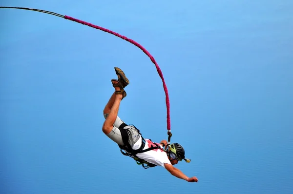 Spotsman rope jumping off the cliff — Stock Photo, Image