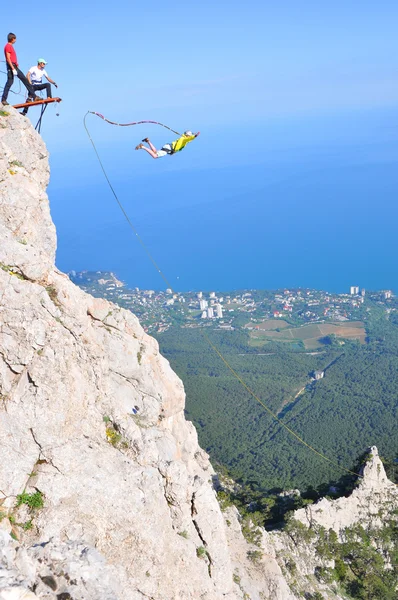 Spotsman rope jumping off the cliff — Stock Photo, Image