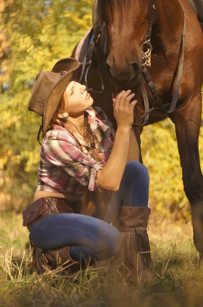 Cowgirl and a horse — Stock Photo, Image