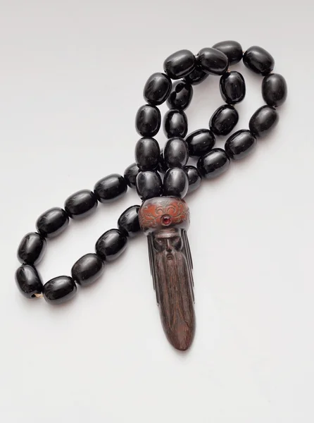 Beyaz arka planda ahşap tespih