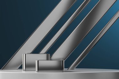 Beyaz platform ve köşegen metalde iki gümüş podyum