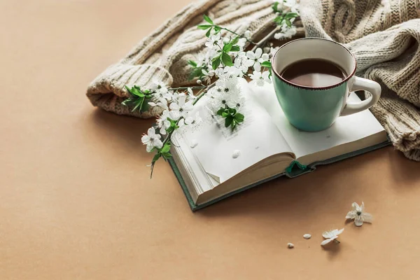 Frühlingskaffee Eine Tasse Kaffee Ein Aufgeschlagenes Buch Und Ein Warmer — Stockfoto