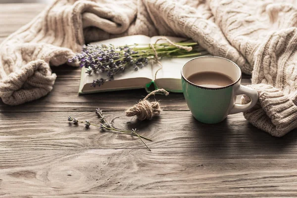 Eine Tasse Kaffee Auf Einem Holztisch Ein Aufgeschlagenes Buch Und — Stockfoto